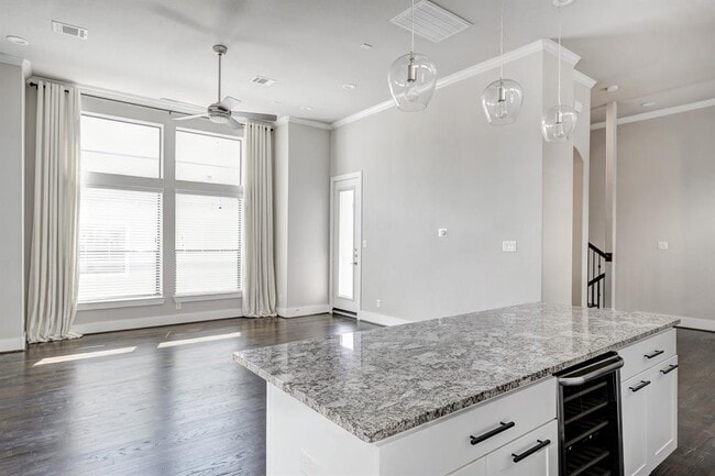 Building Photo - 930 W 22nd St