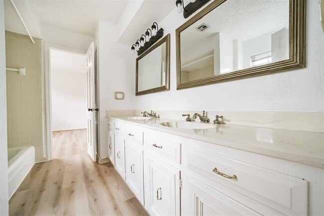Building Photo - 15738 Fleetwood Oaks Dr