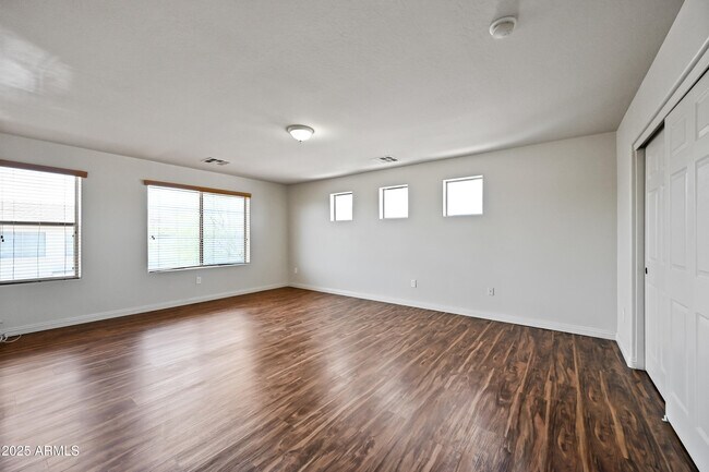 Building Photo - 11237 W Davis Ln
