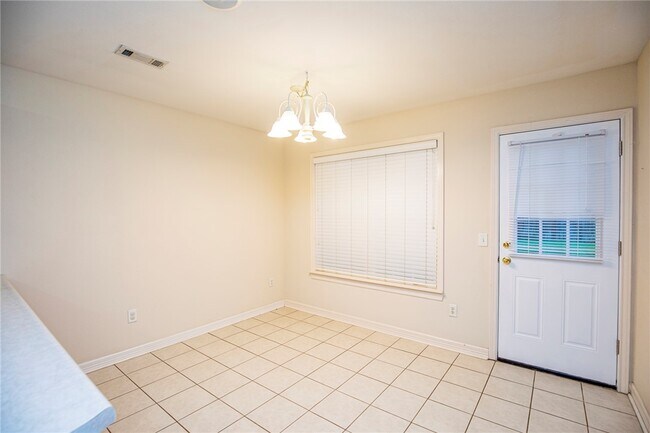 Building Photo - 908 SW Cheyenne Dr