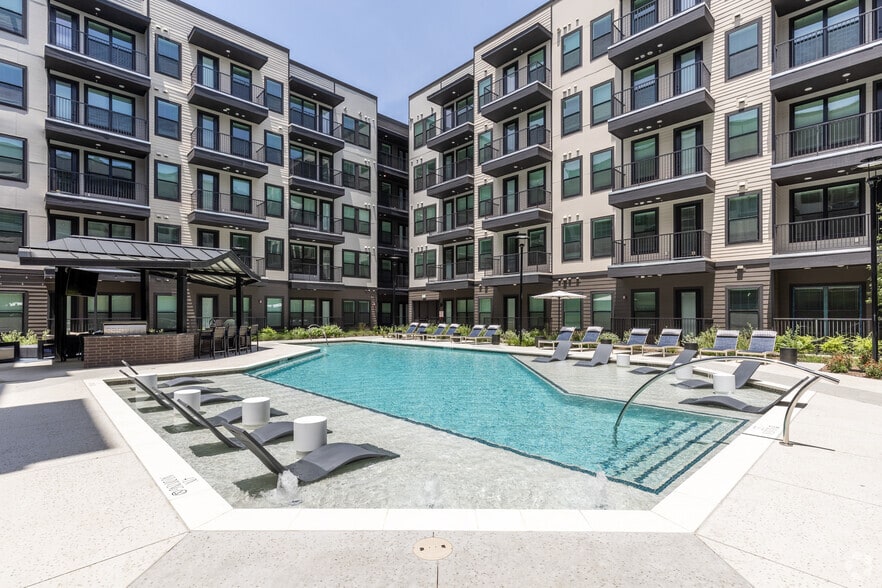 Primary Photo - Bell Southstone Yards