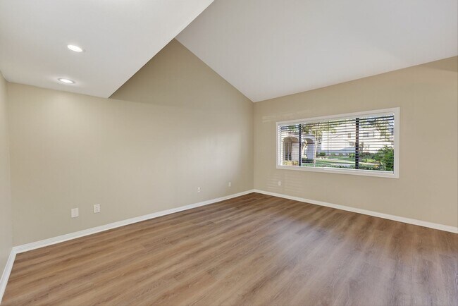 Building Photo - 3 Bedroom Townhome: Prime Location with Pool, Clubhouse and More!