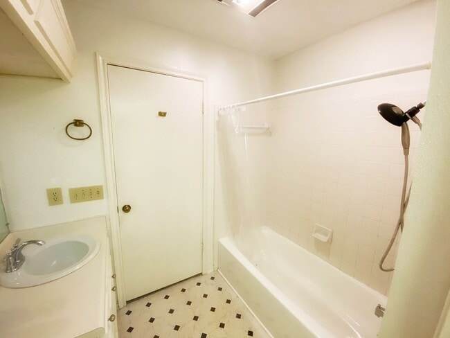 Building Photo - 2 BD/1.5 BATH MOVE IN NOVEMBER MINUTES FROM MCNAY ART MUSEUM!