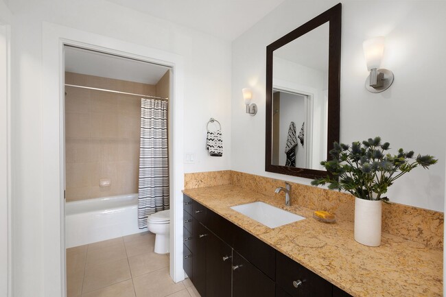 Building Photo - Great natural light in a large condo near ...