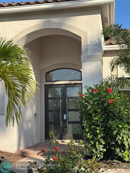 Building Photo - 2550 Jardin Terrace