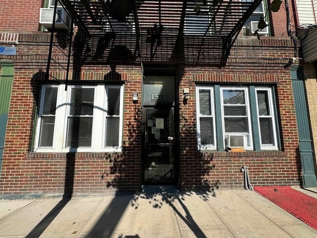 Primary Photo - 1513 Summit Ave