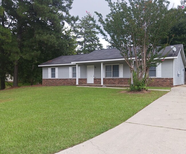 Primary Photo - 4 Bedroom 2 bathroom Home available to ren...