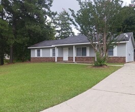 Building Photo - 4 Bedroom 2 bathroom Home available to ren...