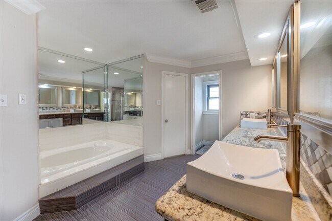 Building Photo - 2527 Potomac Dr