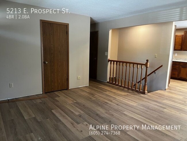 Building Photo - Newly Renovated 4 Bed/2 Bath East Side Ran...