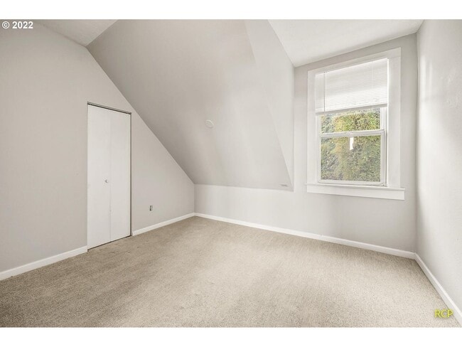 Building Photo - Victorian-style apartment available in the serene SW Hills