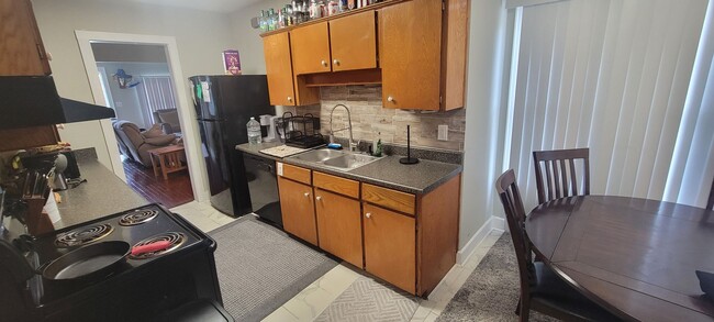Building Photo - Charming 3 Bed / 2 Bath Home Just Minutes ...