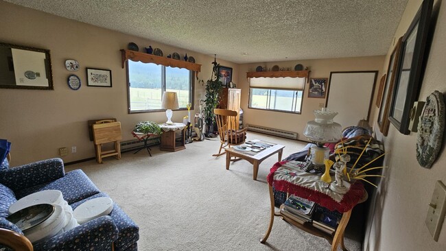 Building Photo - Fully Furnished house on 40 Acres Horse Pr...