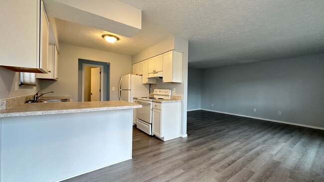 Building Photo - 501-503 S Village Court