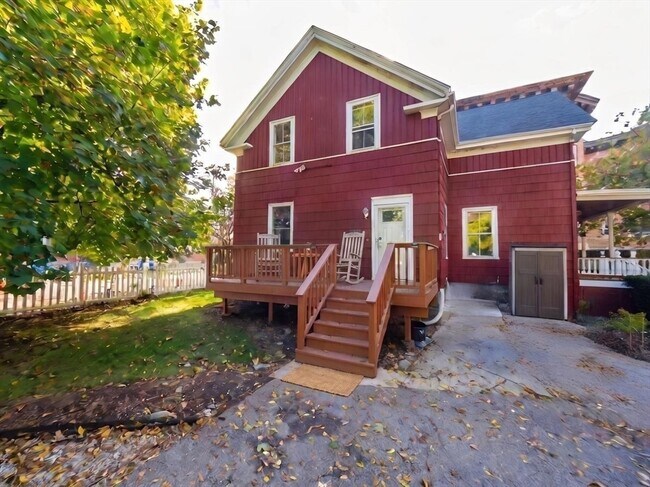 Building Photo - 12 Adella Pl