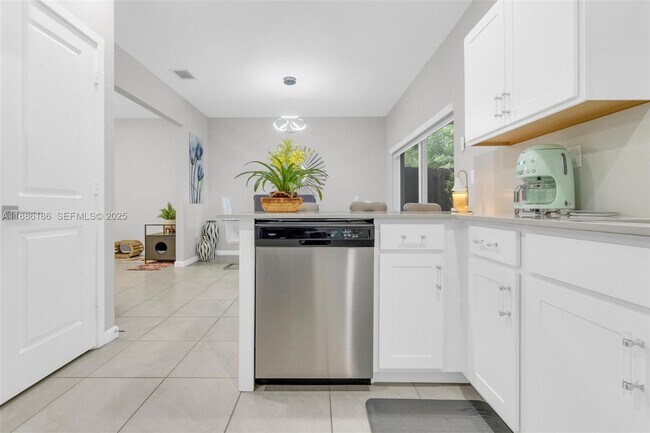 Building Photo - 424 NE 4th Ave