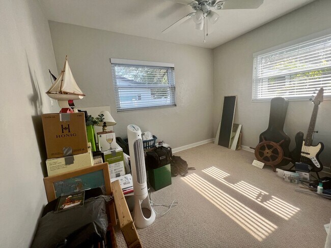 Building Photo - 2 Bed/1Bath/1 Car Garage Home