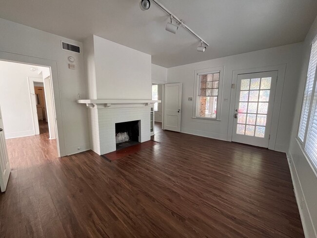 Building Photo - 3bed/1bath Duplex on West Campus - Short Term Lease