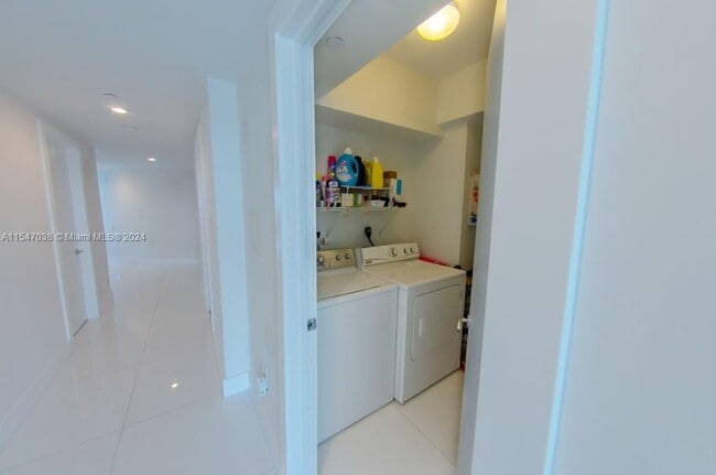 Building Photo - 17001 Collins Ave