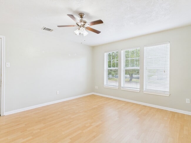 Building Photo - 1812 W Villa Maria Rd