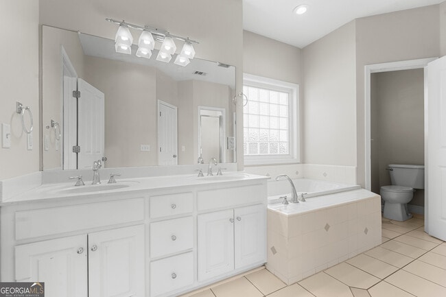 Building Photo - 1811 Old Carriage Trail