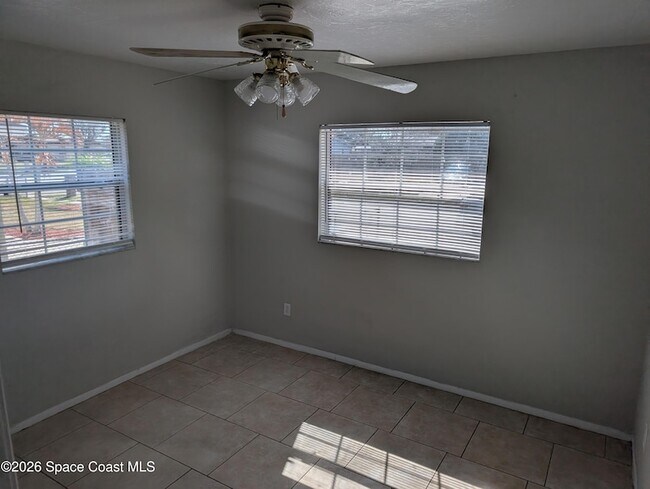 Building Photo - 900 Camphor Way