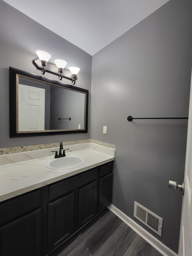 Building Photo - 7851 Thornhill Dr