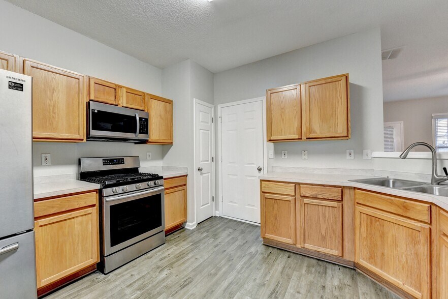 Building Photo - 3415 Oxwell Dr