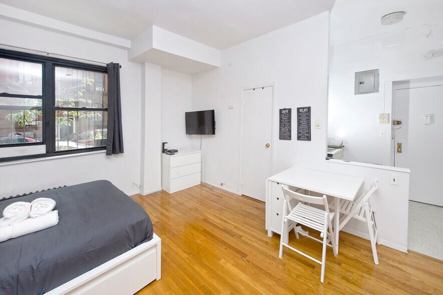 Building Photo - 215 B E 95th St