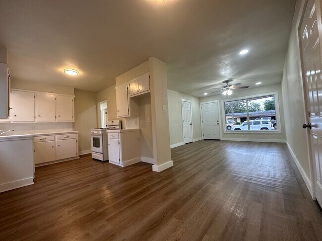 Building Photo - 1908 E Mimosa Ave