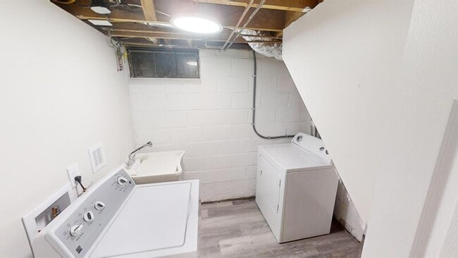 Building Photo - 601 W Hoover Ave