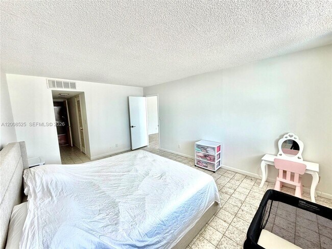 Building Photo - 1410 S Ocean Dr