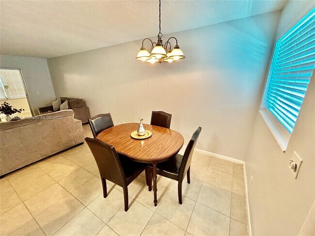 Building Photo - 2213 NE 1st Ct