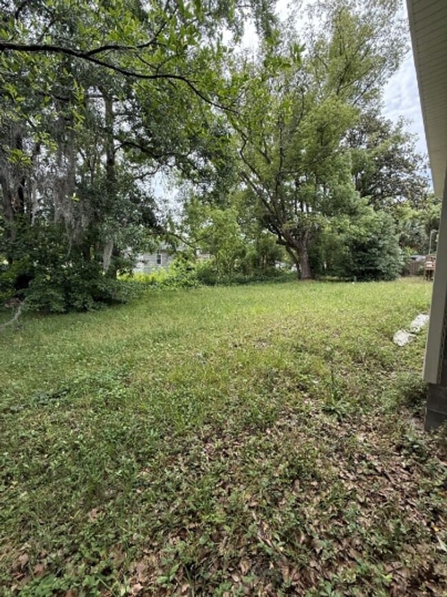 Building Photo - Beautiful 3 Bedroom 2 Bath House with New Kitchen