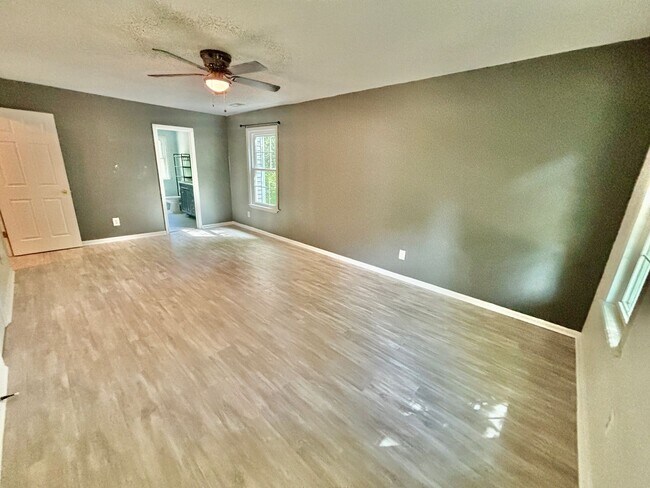 Building Photo - 4 bedroom/ 2.5 bathroom- Village Square of Williamsburg