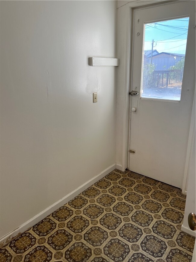 Building Photo - 2040 Swan Cove N