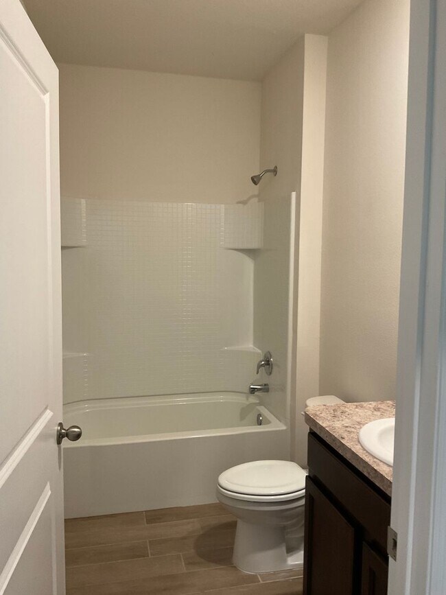 Building Photo - 4 BD/ 2BA in Chestnut Village