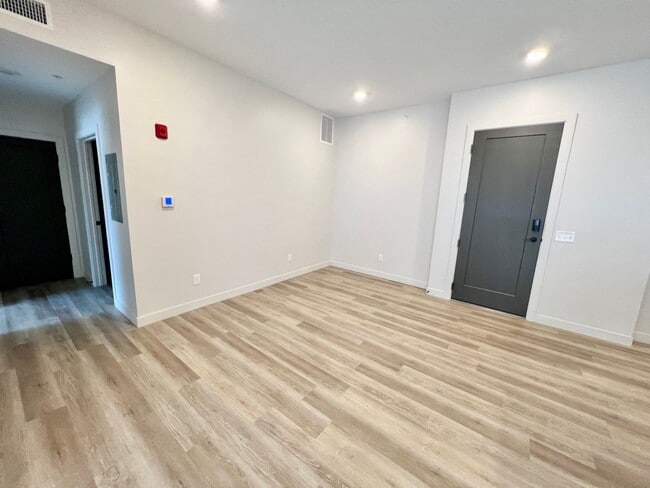 Building Photo - Modern Executive Level Condo near Colbert ...