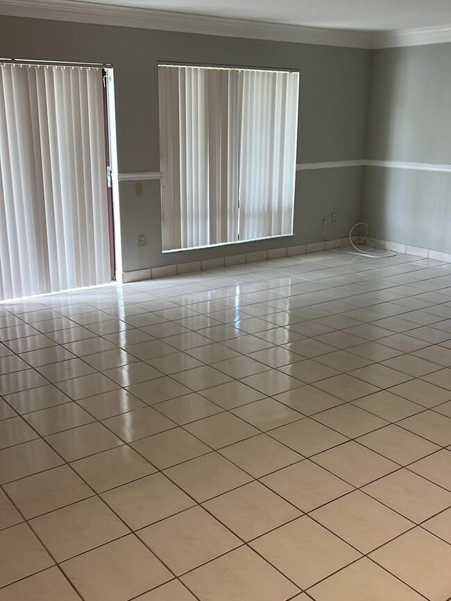 Building Photo - 900 Crystal Lake Dr