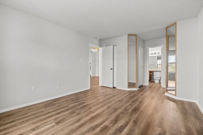 Building Photo - Beautiful condo in Great Neck Landing