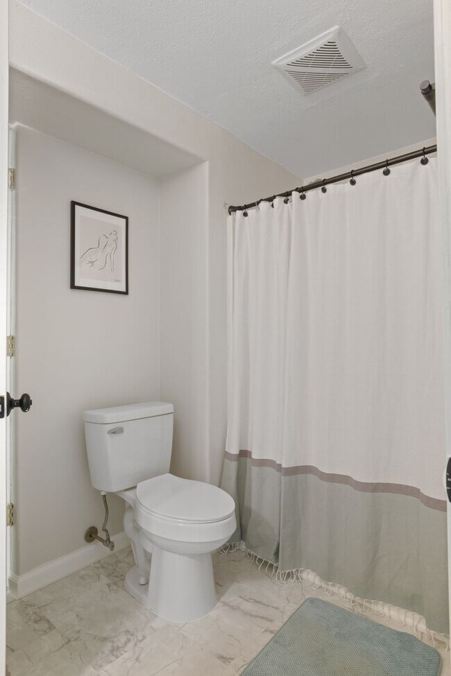 Building Photo - Stunning Raised Ranch | 4 Bedroom 3 Bathro...
