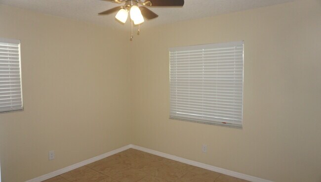 Building Photo - 3 Bedrooms / 2 Bath Brandon Home