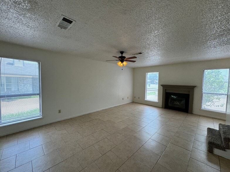 Building Photo - 2515 Bermuda Dr