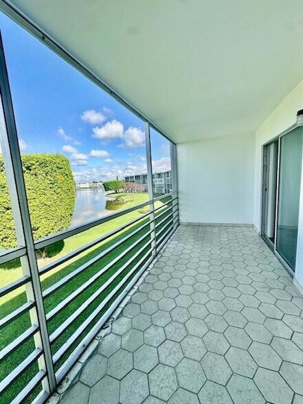 Building Photo - 3080 Cornwall D