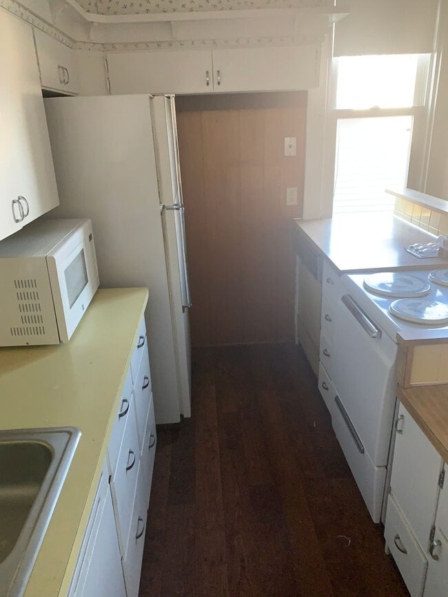 Building Photo - CEDAR FALLS 3BR house w garage, fenced yard, central air