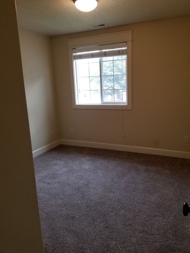 Building Photo - Great Southeast Boise Location!