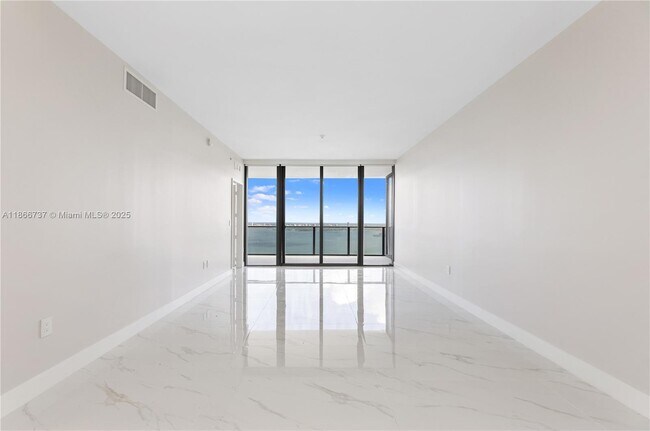 Building Photo - 700 NE 24th St