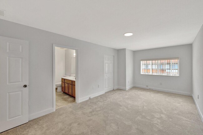 Building Photo - 3055 Riverside Dr