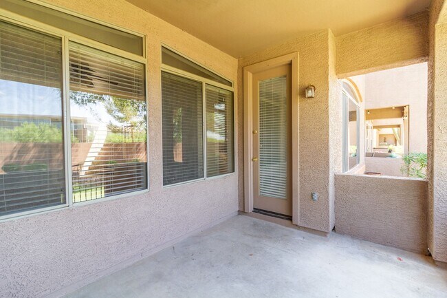Building Photo - 2600 E Springfield Pl