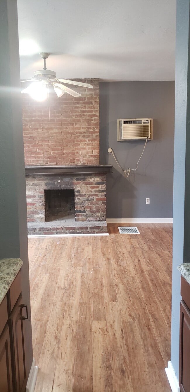 Building Photo - 120 S Graham St